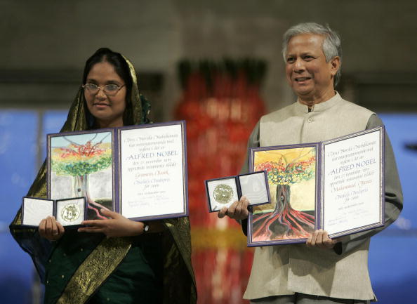 Nobel Peace laureate Muhammad Yunus (R)